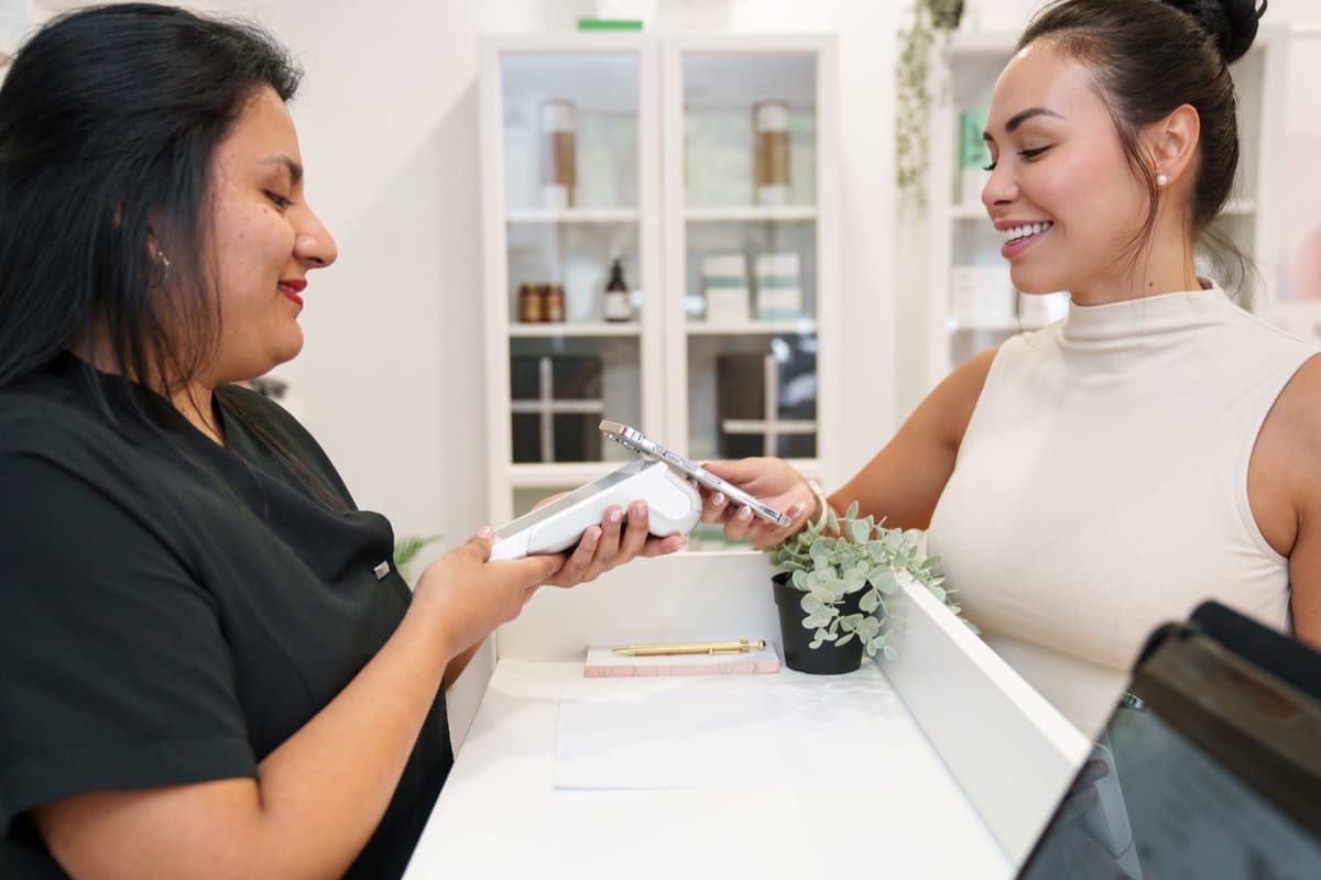 Pagamento online con smartphone in un salone di bellezza